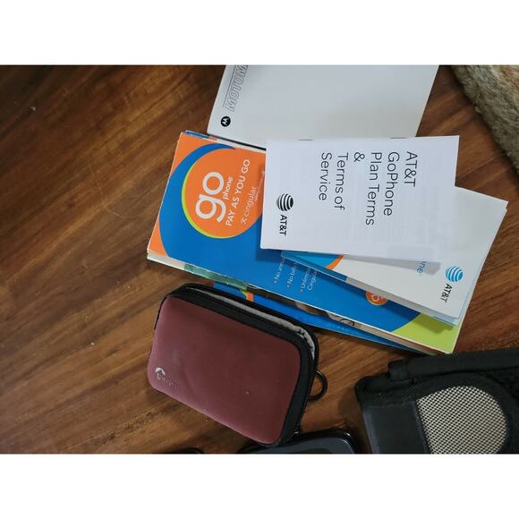 Lot of flip phones and accessories Motorola, lg and more - Picture 5 of 5